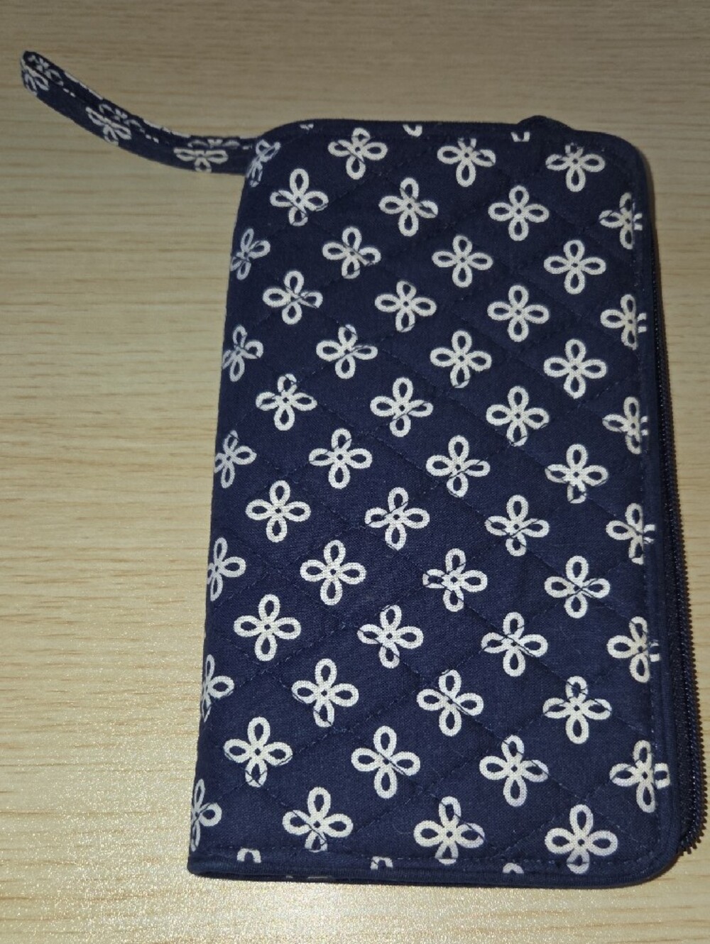 Vera Bradley Navy Blue and White Quilted Zip Pouch - Picture 4 of 4